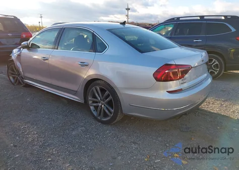 2017 Volkswagen Passat 1.8T R-Line z USA, uszkodzony, nr VIN 1VWDT7A32HC024950
